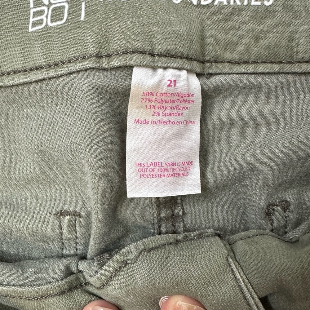 Juniors size 21 No boundaries pants - Picture 4 of 8